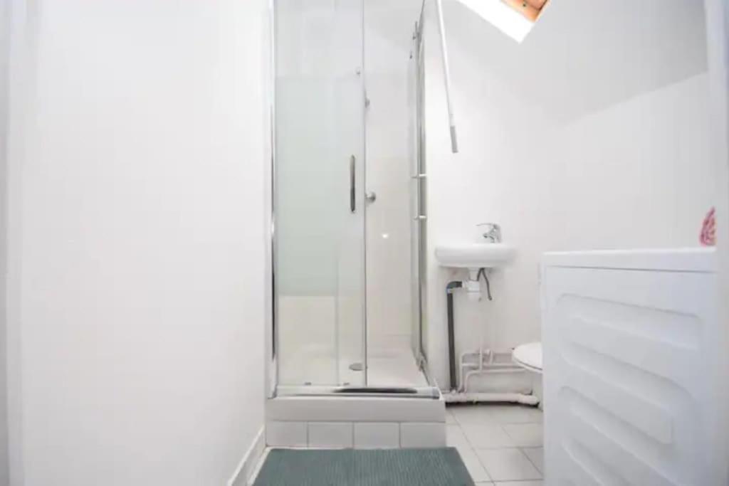 Disponible - Appartement Entier - 10Mn Rer B Aeroport Cdg - Paris Gare Du Nord, T11 Express, Le Bourget, Tout Equipe, Netflix Gratuit, 3 Personnes, 4Eme Etage, Escaliers, Parc Des Expositions, Parking Rue Gratuit Apres 19H Drancy Ngoại thất bức ảnh