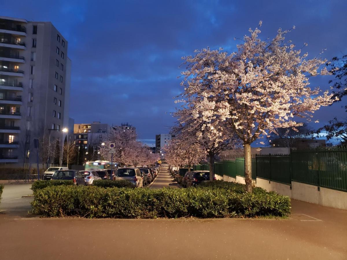 Disponible - Appartement Entier - 10Mn Rer B Aeroport Cdg - Paris Gare Du Nord, T11 Express, Le Bourget, Tout Equipe, Netflix Gratuit, 3 Personnes, 4Eme Etage, Escaliers, Parc Des Expositions, Parking Rue Gratuit Apres 19H Drancy Ngoại thất bức ảnh
